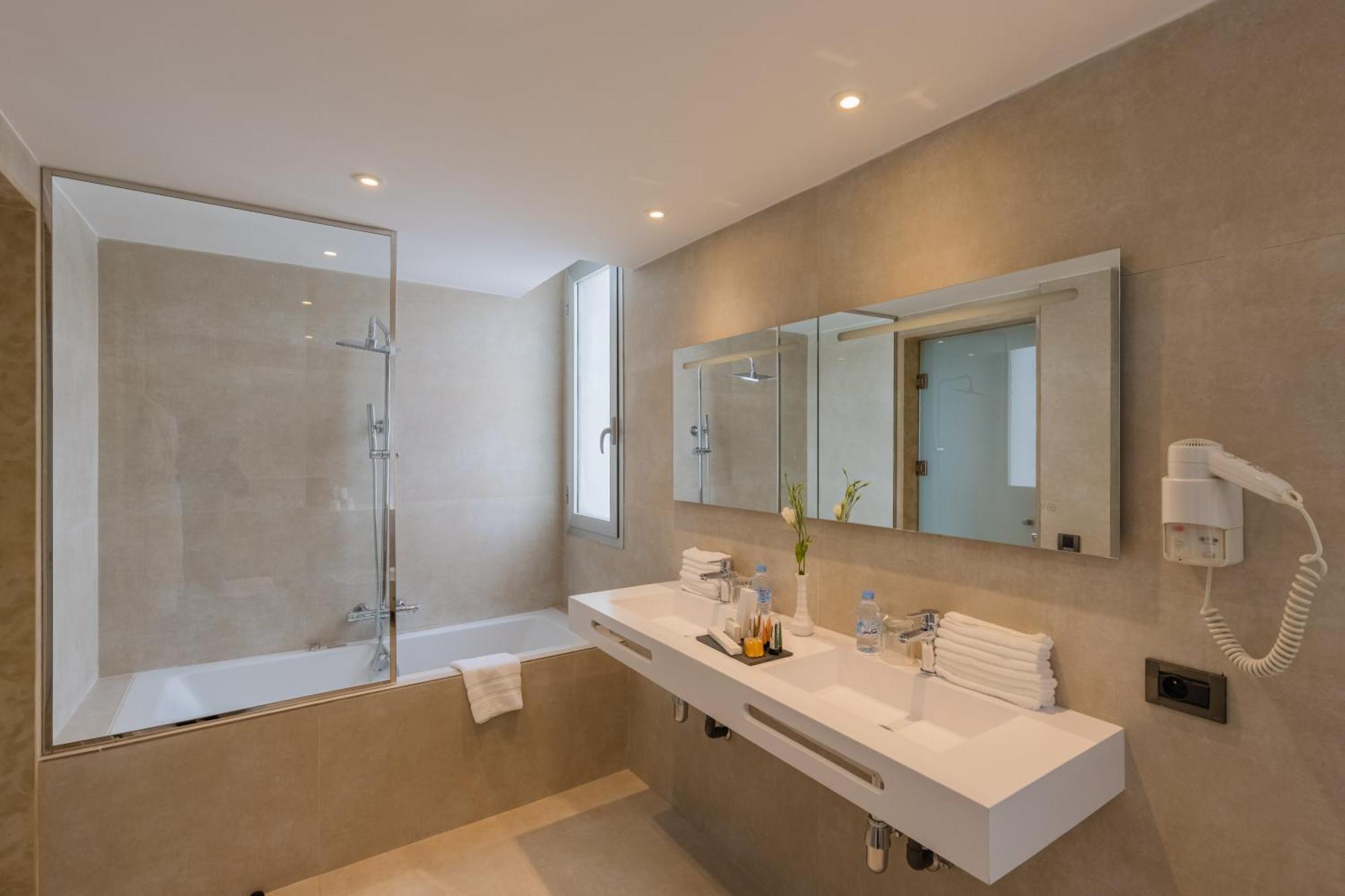 Executive Suite, King Size Bed, Pool View